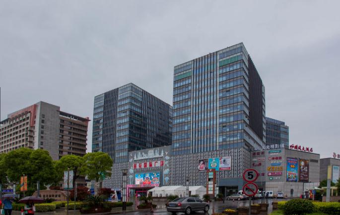 上海蓮花國際廣場：地鐵上蓋，交通樞紐旁的都市綠洲